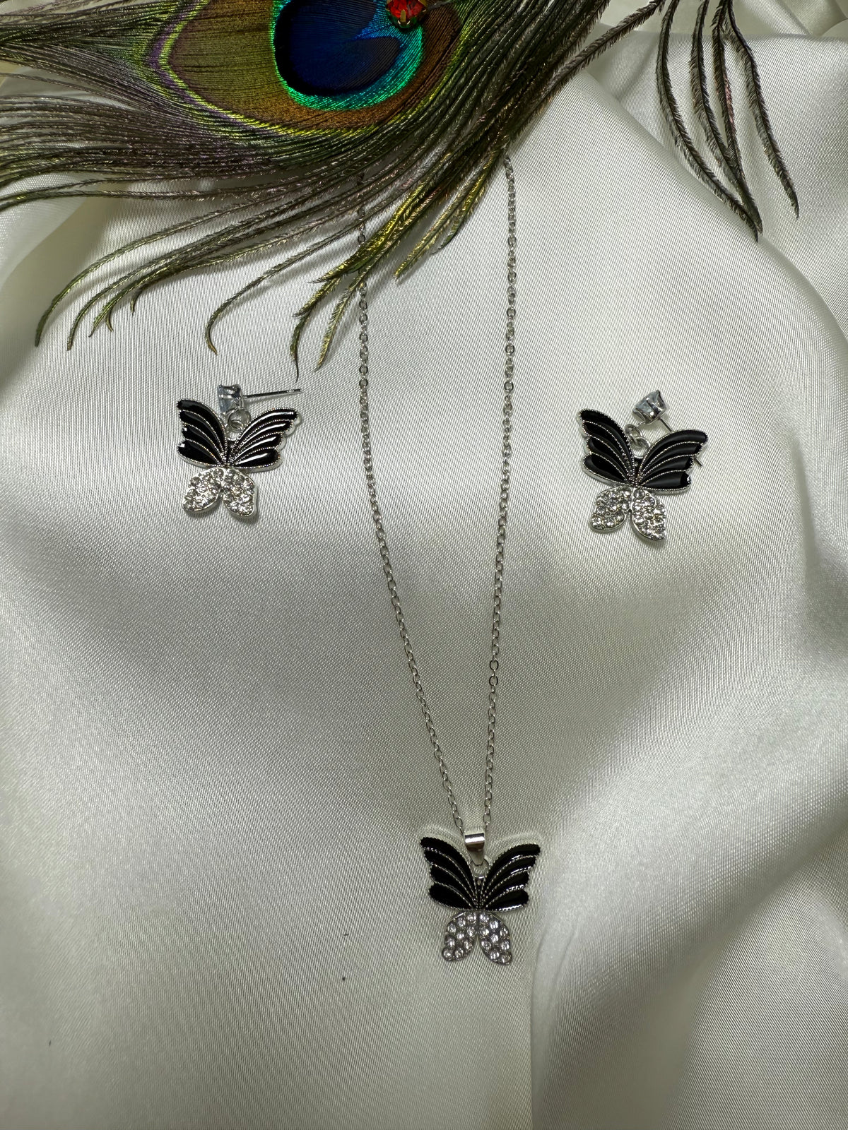 Beautiful Black Butterfly Design Locket Set