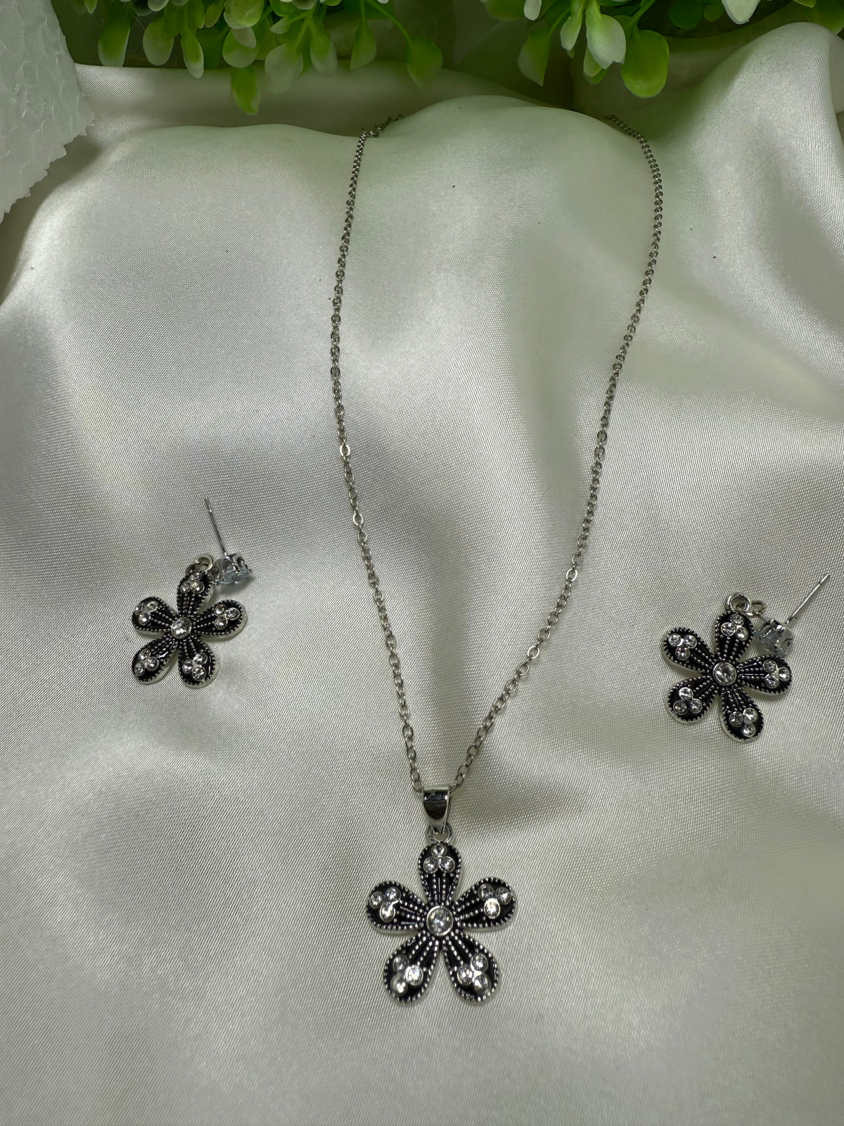 Black and Silver Design Beautiful Locket Set