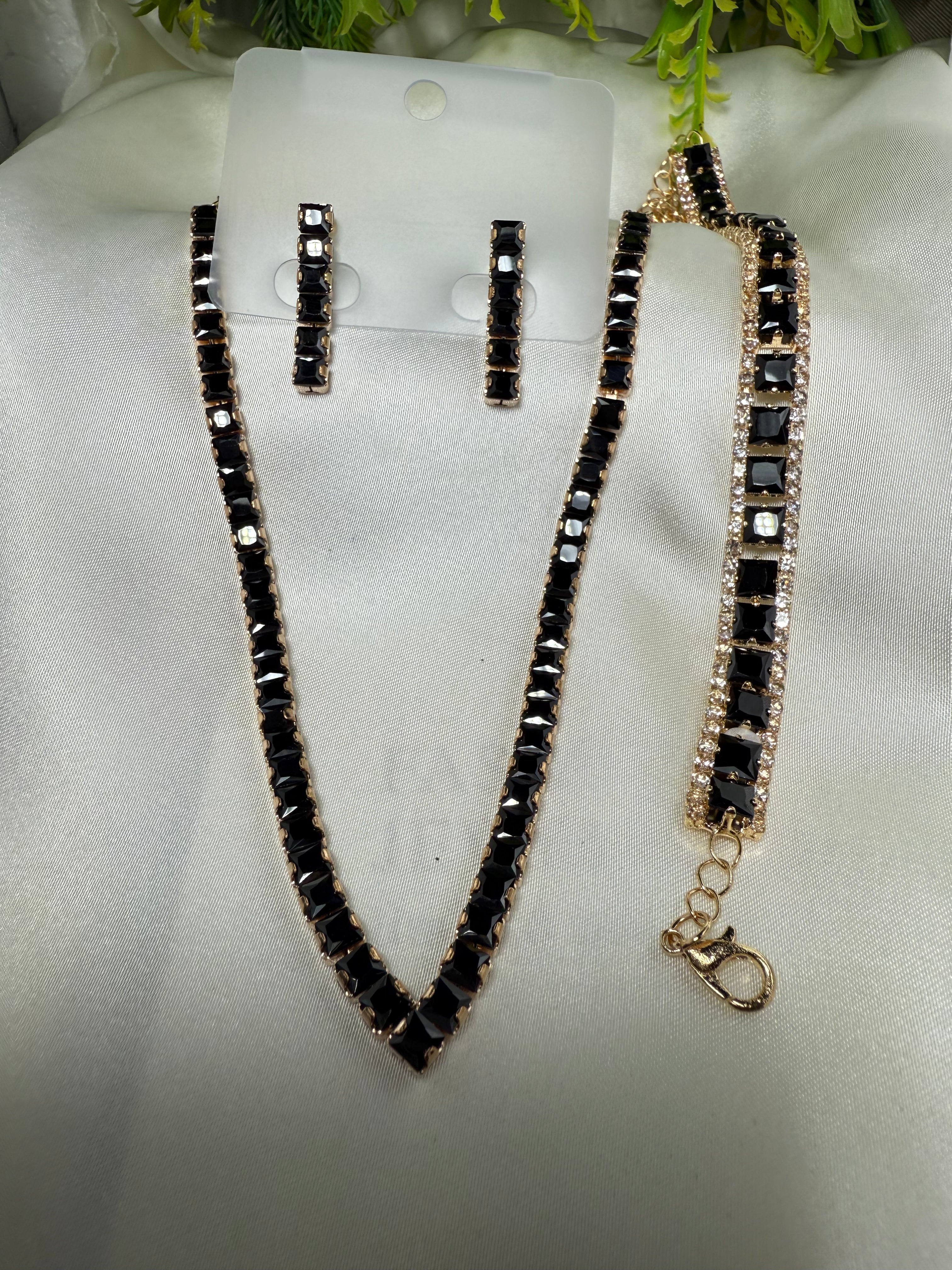 Beautiful Ferozi Stone Locket Set